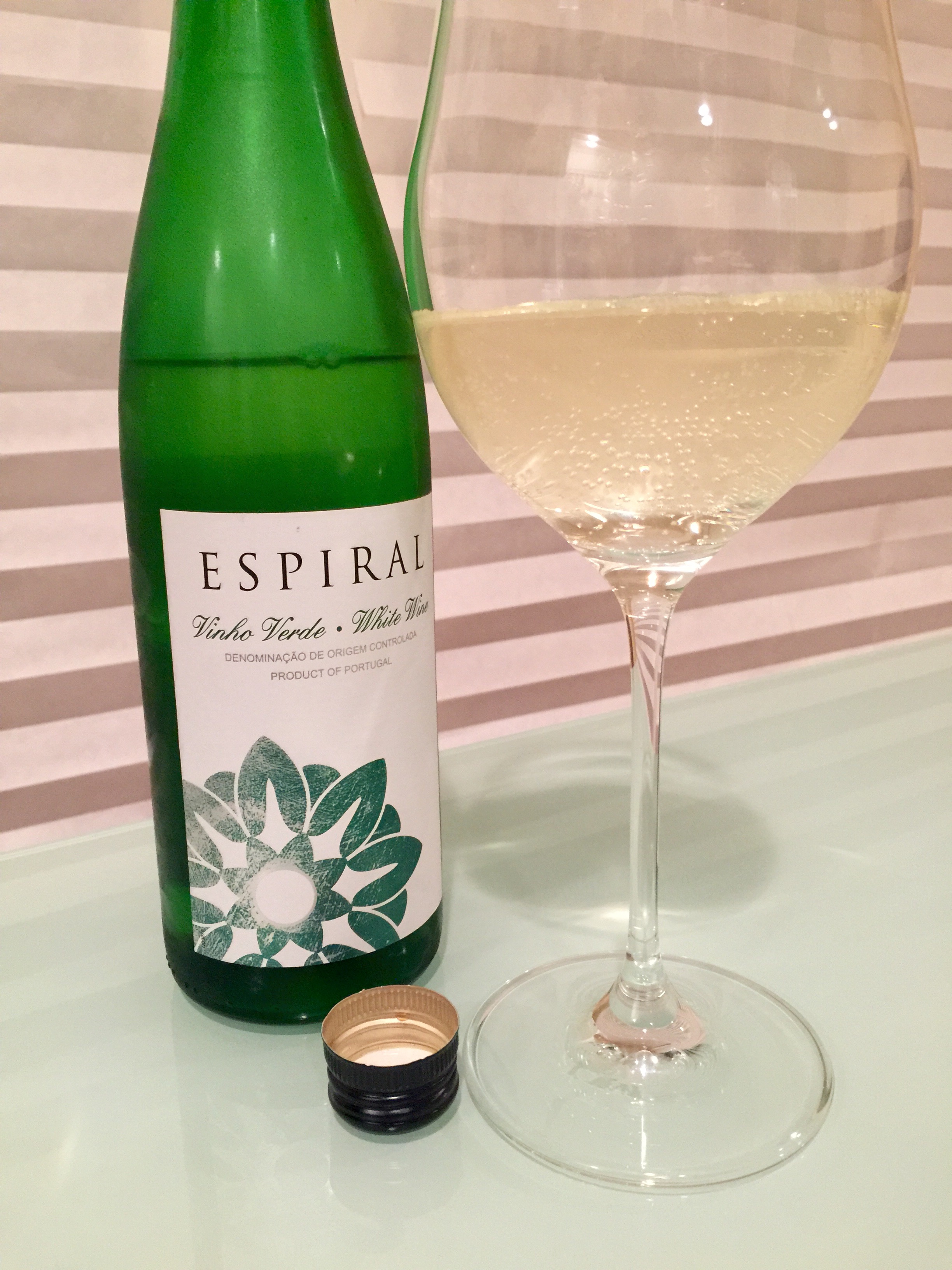 Espiral-Vinho-Verde-Pour.jpg